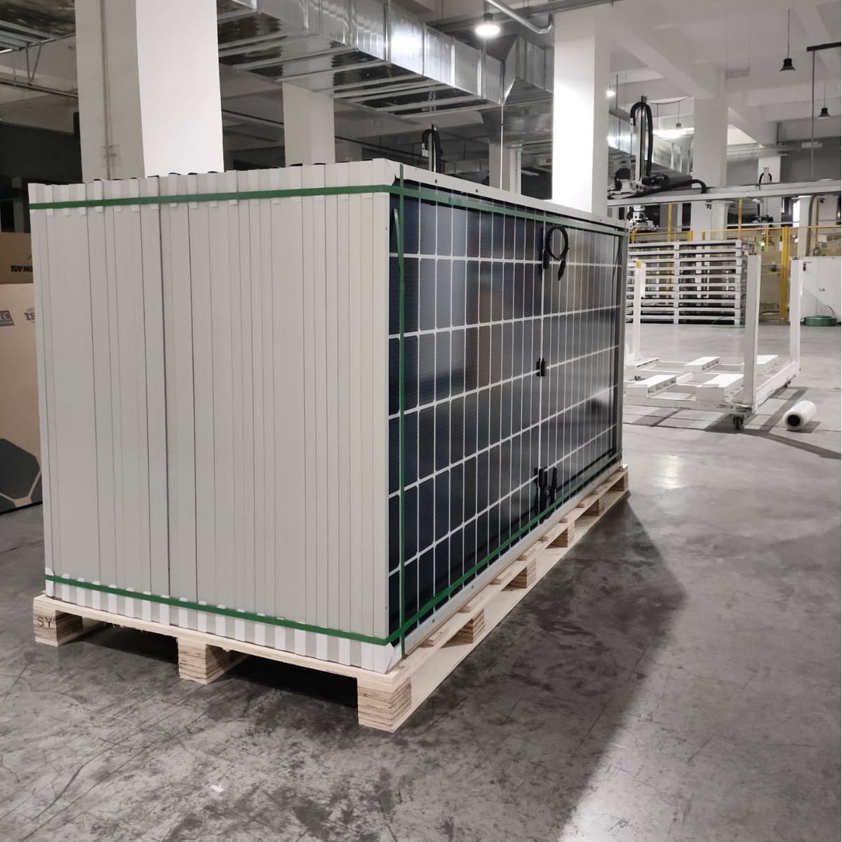 Dutch Germany and Spain European Warehouse Stock Spot A-Class 400W-700W Solar Plate 580W component 4