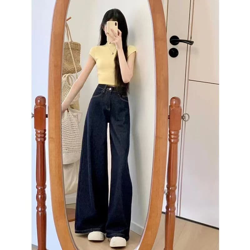 Retro dark blue jeans, trousers, high waist, loose straight fit, slim silhouette