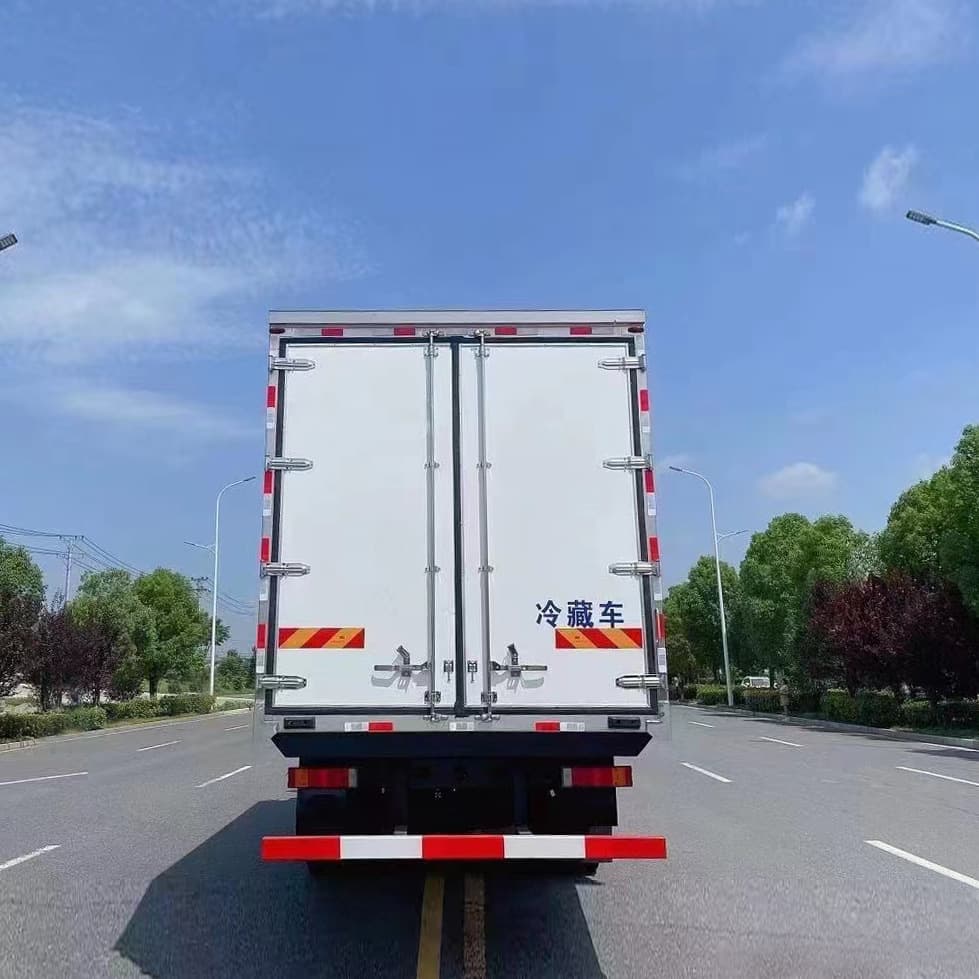 18 tons Dongfeng Tianjin PLUS vegetable and fruit cold chain transportation vehicle capacity 6.8 meters refrigerated truck Dongfeng refrigerated truck 4