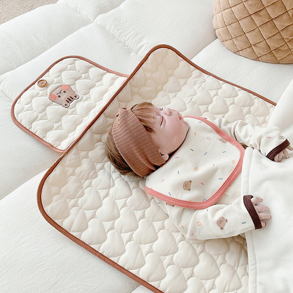 Universal children's breathable handheld foldable diaper table 2