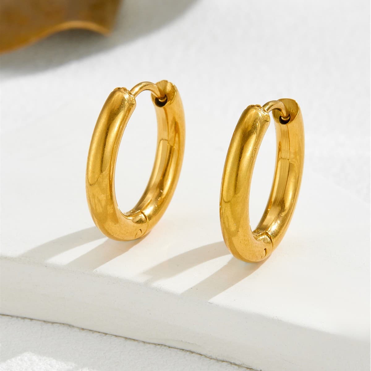Glossy universal brand earrings, light luxury style, simple and elegant design, high-quality style, for beloved, does not fade 2