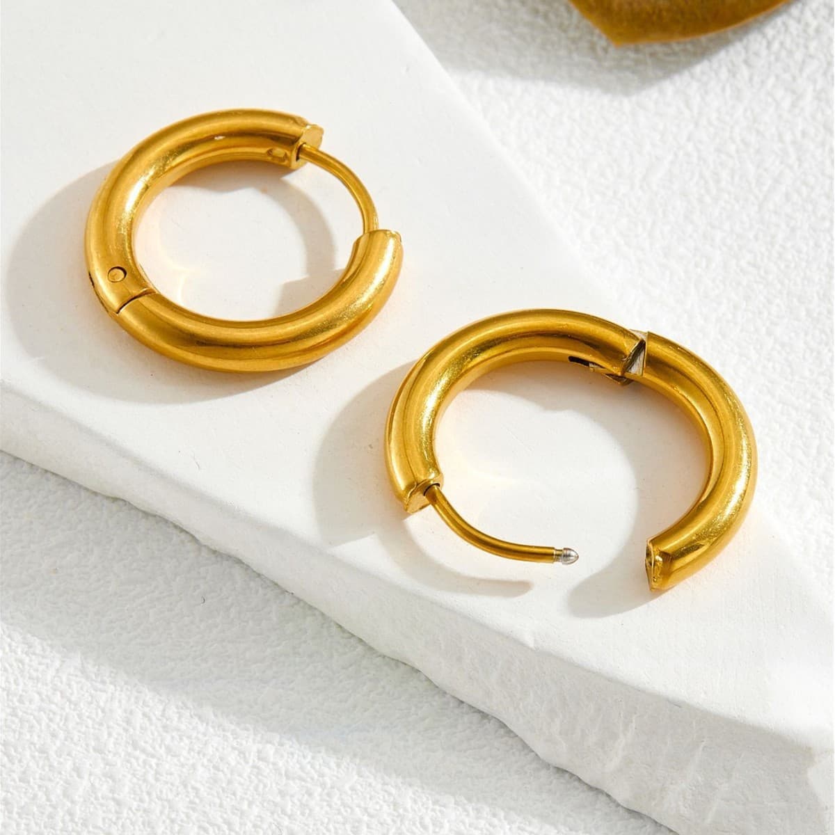 Glossy universal brand earrings, light luxury style, simple and elegant design, high-quality style, for beloved, does not fade 3