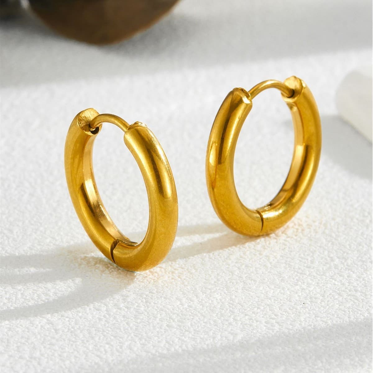 Glossy universal brand earrings, light luxury style, simple and elegant design, high-quality style, for beloved, does not fade 4