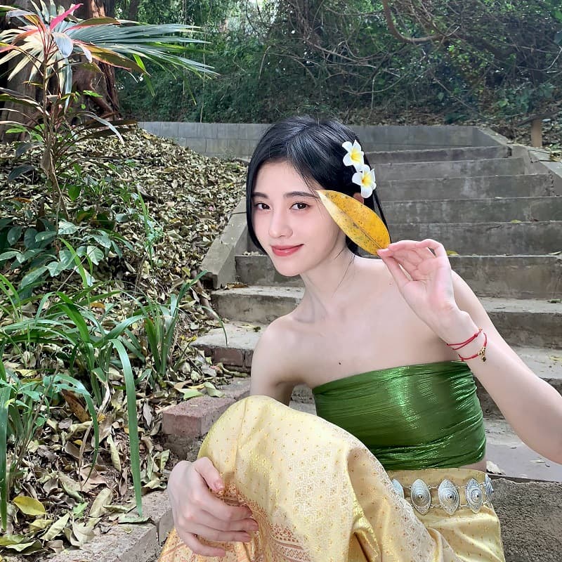 Beach and seaside frangipani hairpins. Wholesale of bridal tiaras and hair accessories for tourists and resorts. 3