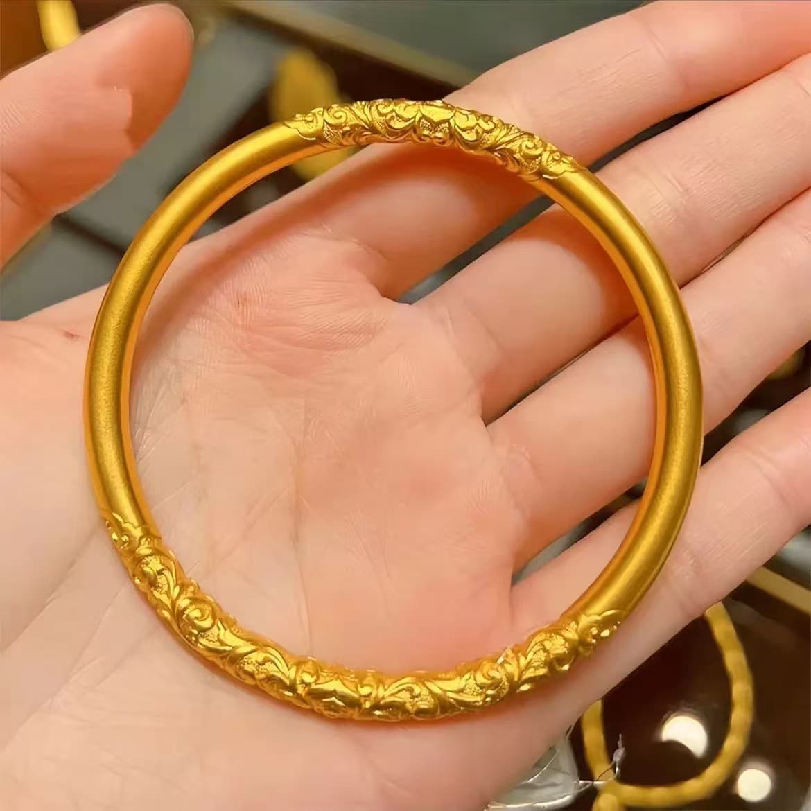 The popular redbud in the Year of the Snake Spring Festival in Vietnamese rolled sand gold grass pattern ancient method inheritance plain circle solid bracelet carving factory 4
