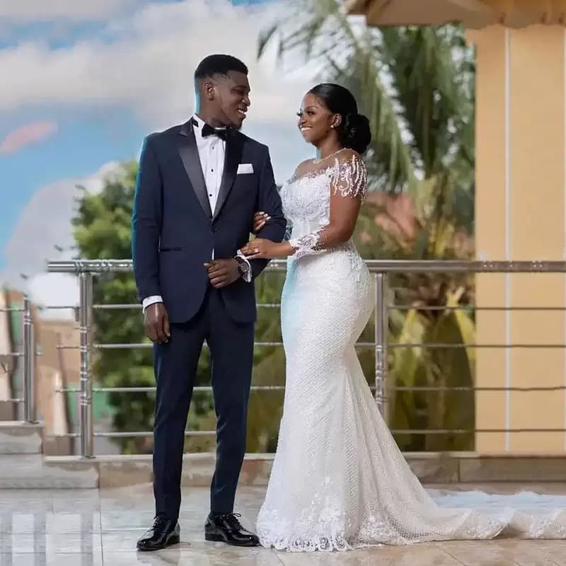 Lace fitted wedding dress, "fish tail" cut 4
