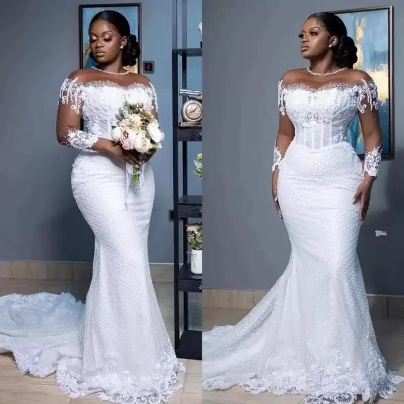 Lace fitted wedding dress, "fish tail" cut