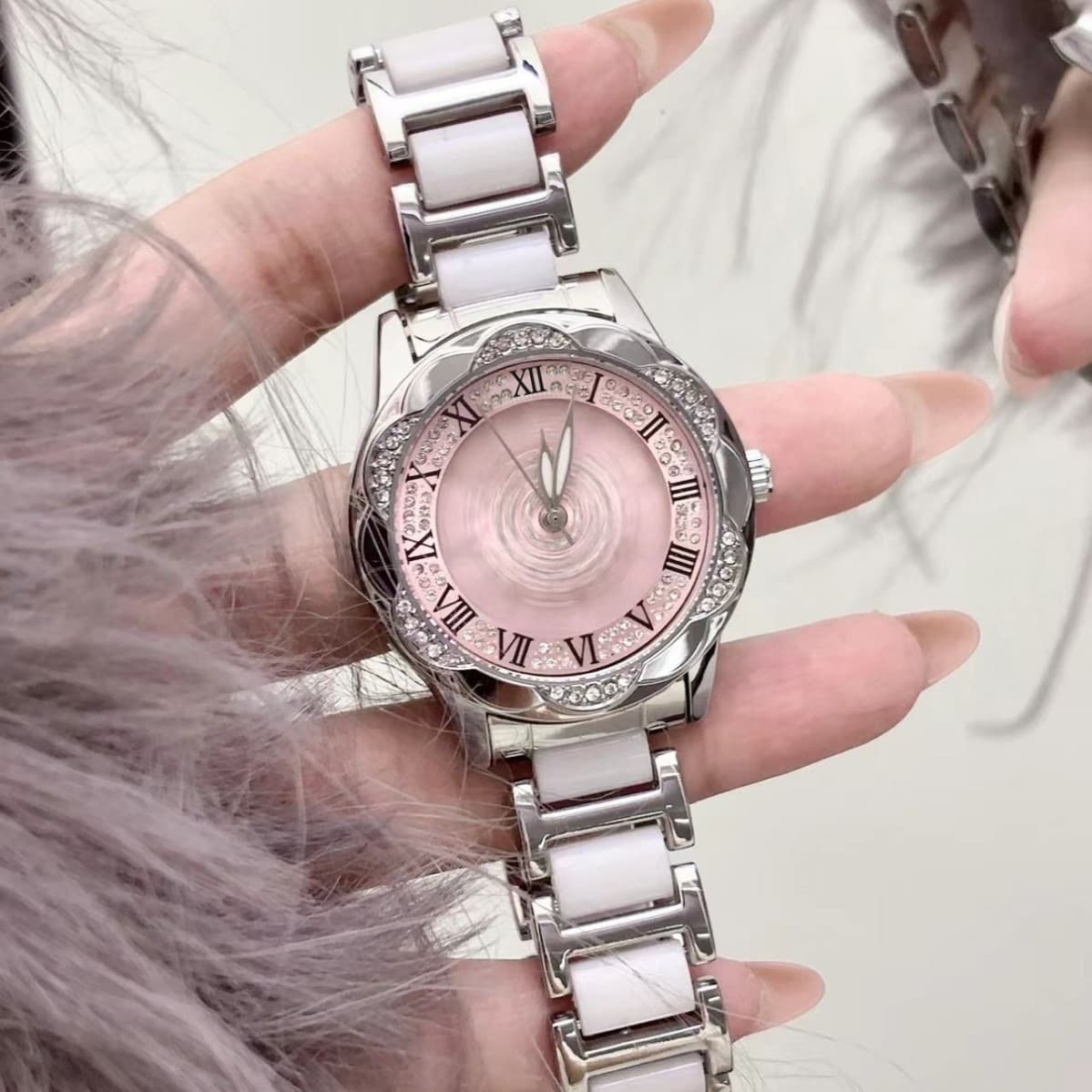 New Douyin hits the market and runs the pentagram luminous hollow quartz watch waterproof women's watch cross-border wholesale 2