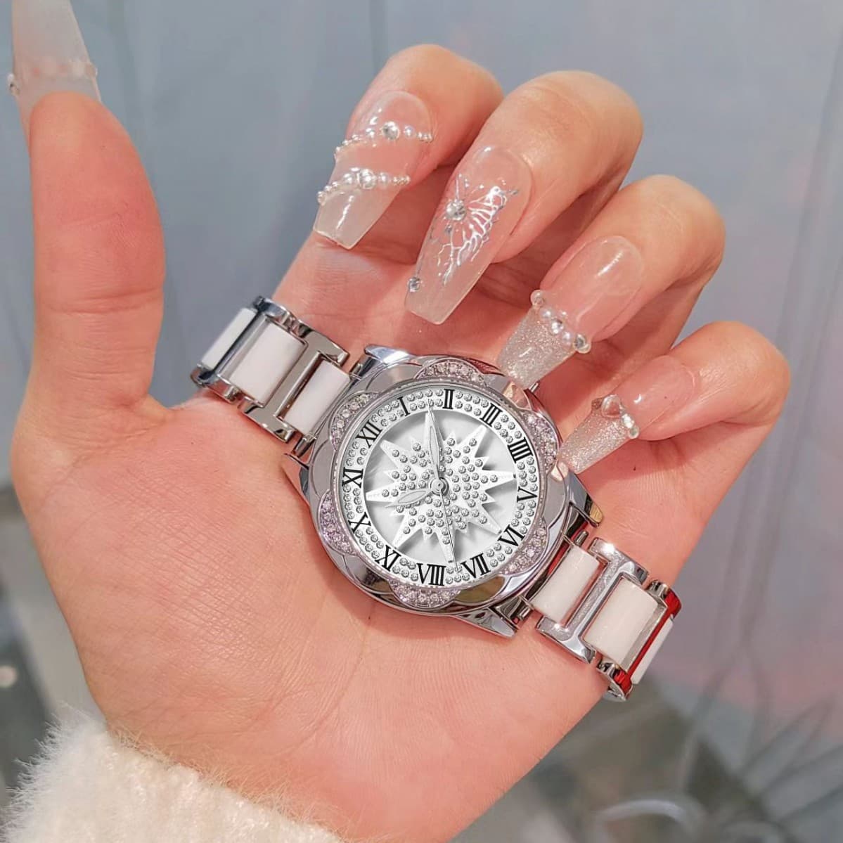 New Douyin hits the market and runs the pentagram luminous hollow quartz watch waterproof women's watch cross-border wholesale 3