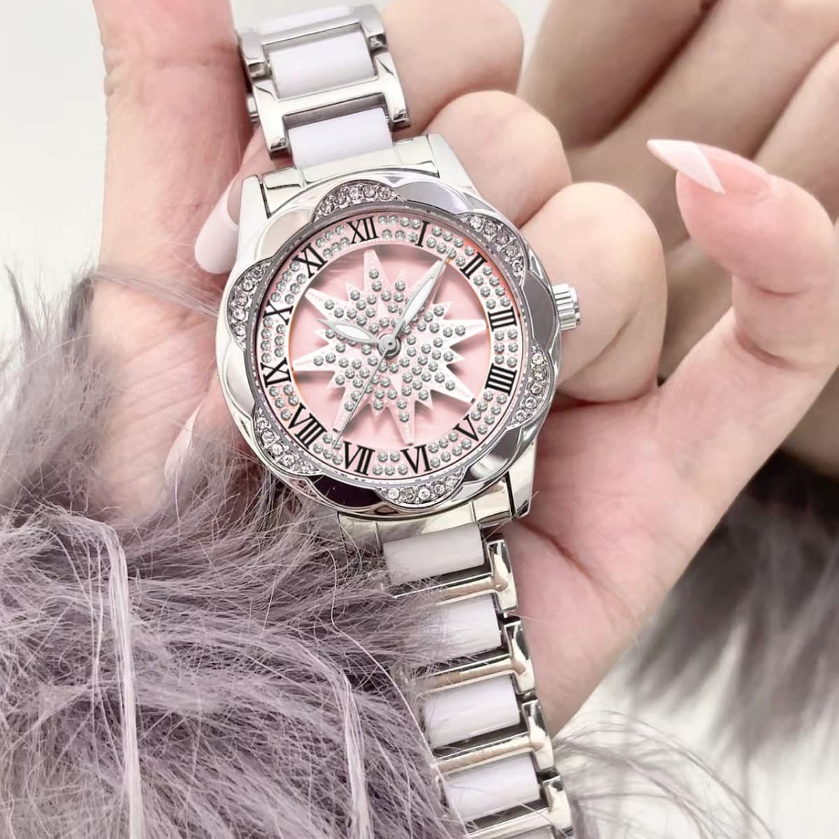 New Douyin hits the market and runs the pentagram luminous hollow quartz watch waterproof women's watch cross-border wholesale 1