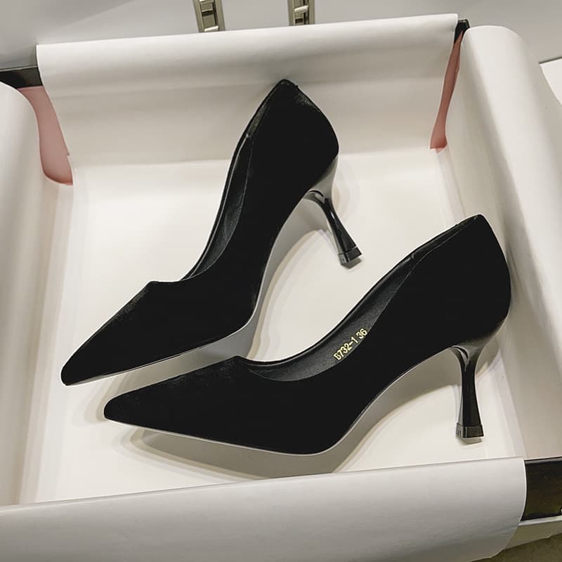 Versatile professional French black pointed-toe high-heeled shoes, new high-end single shoes, temperamental suede short heels, winter high-heeled shoes