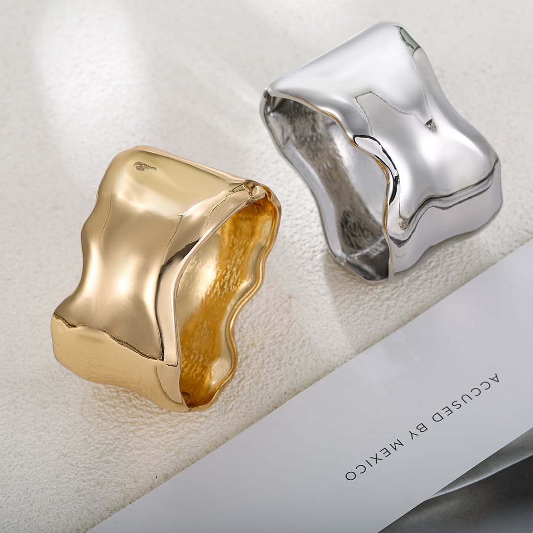 Design fashionable creative metal glossy gold bracelet, Korean style, simple and elegant design, high-quality style, 24 carat white gold 2