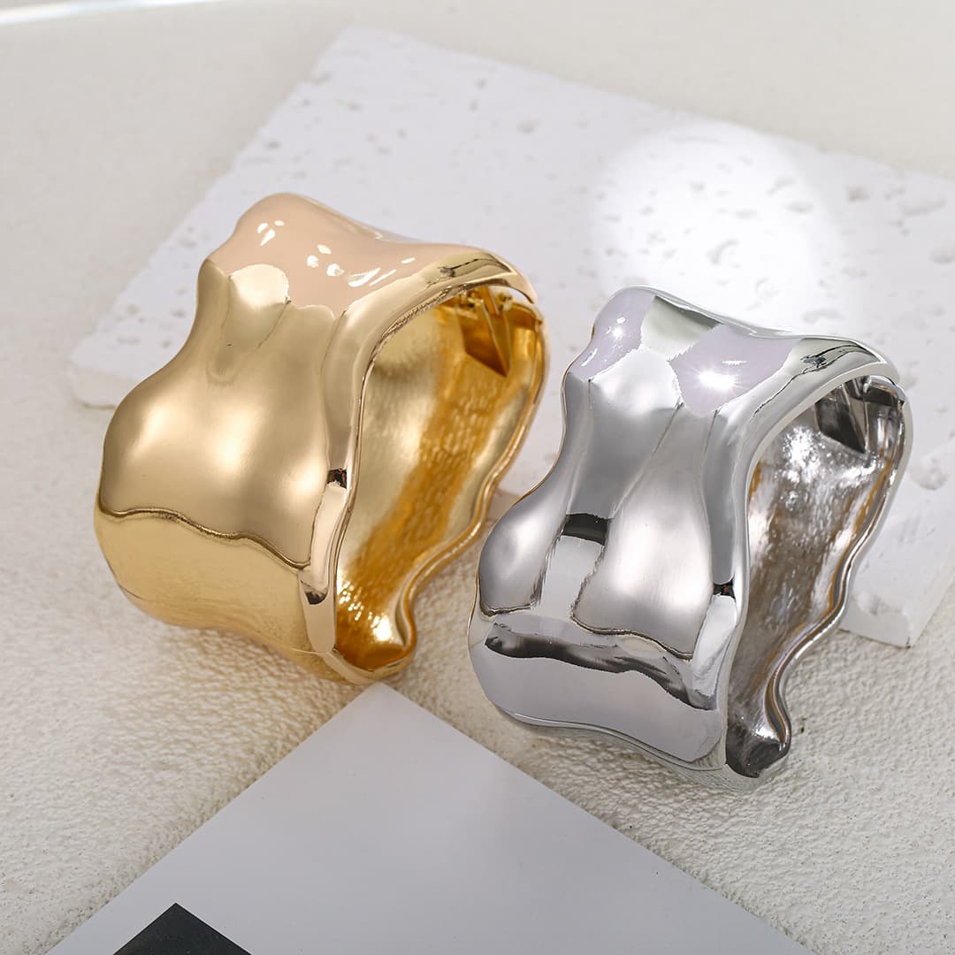 Design fashionable creative metal glossy gold bracelet, Korean style, simple and elegant design, high-quality style, 24 carat white gold 4
