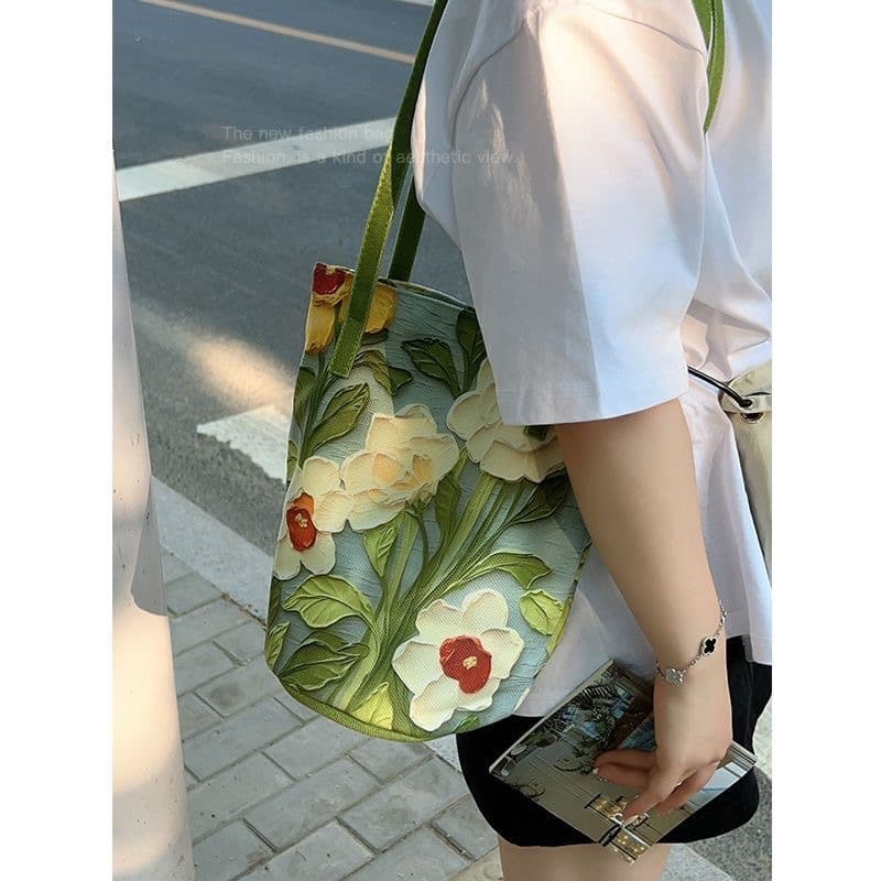 Capacious one-shoulder bag 2