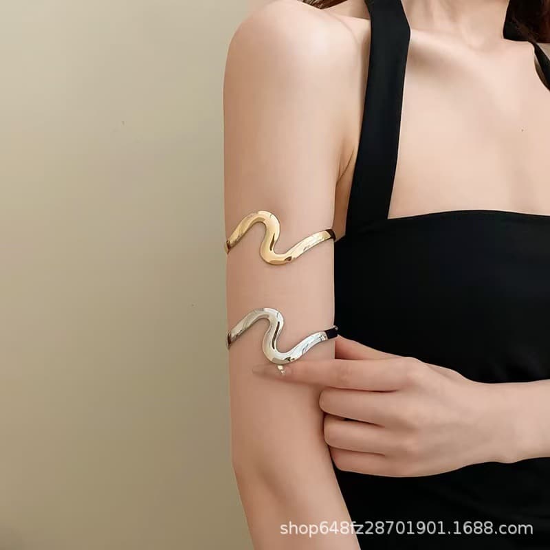 Metal wave-shaped bracelet armband. Simple and cool open-ended bracelet armband suitable for women.