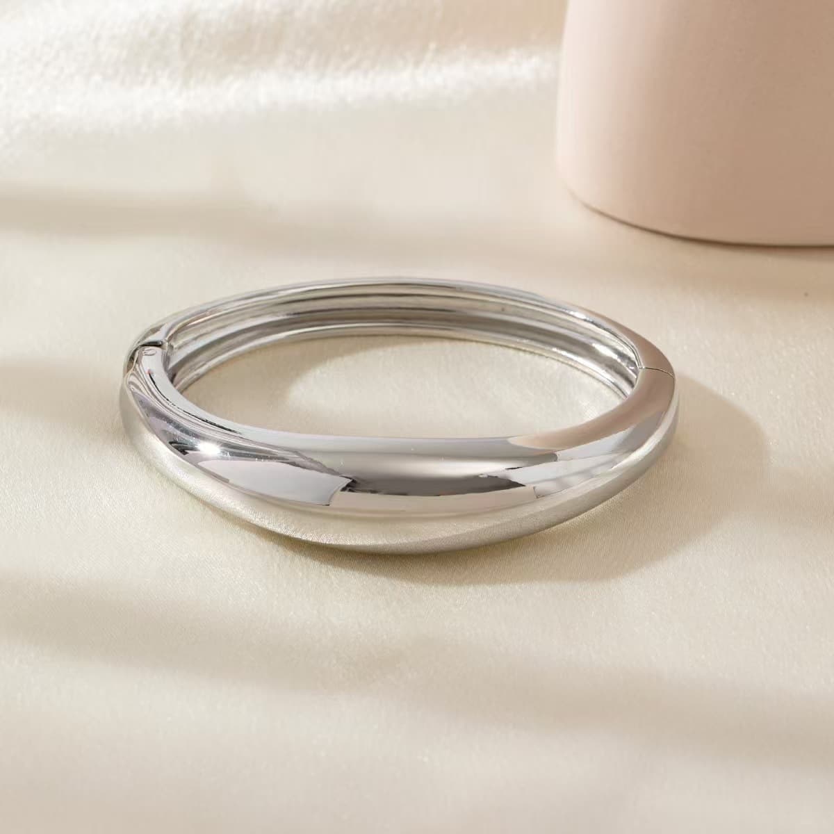 Metal minimalistic geometric gold bracelet, European style, simple and elegant design, direct factory sales 2