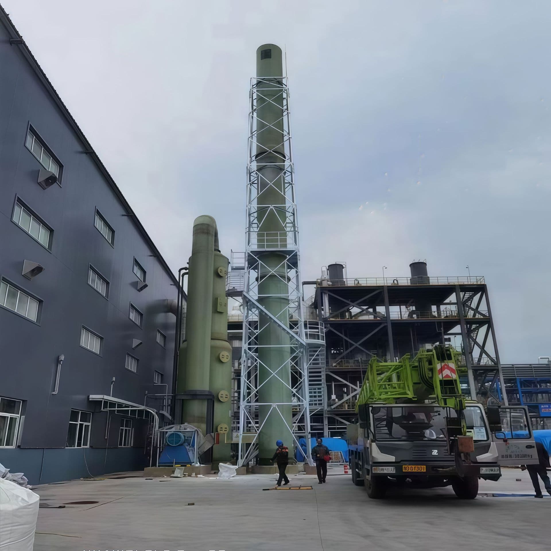 Wind-resistant and earthquake-resistant exhaust stack tower fiberglass chimney support tower carbon steel chimney fixed frame PP chimney tic-tac-toe frame 3
