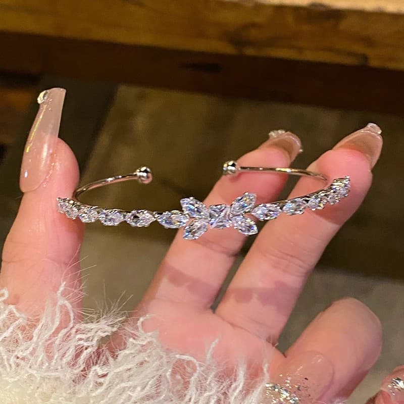 Women's bracelet with bow, silver bracelet with zircon, sophisticated accessory, high-quality style, light luxury style
