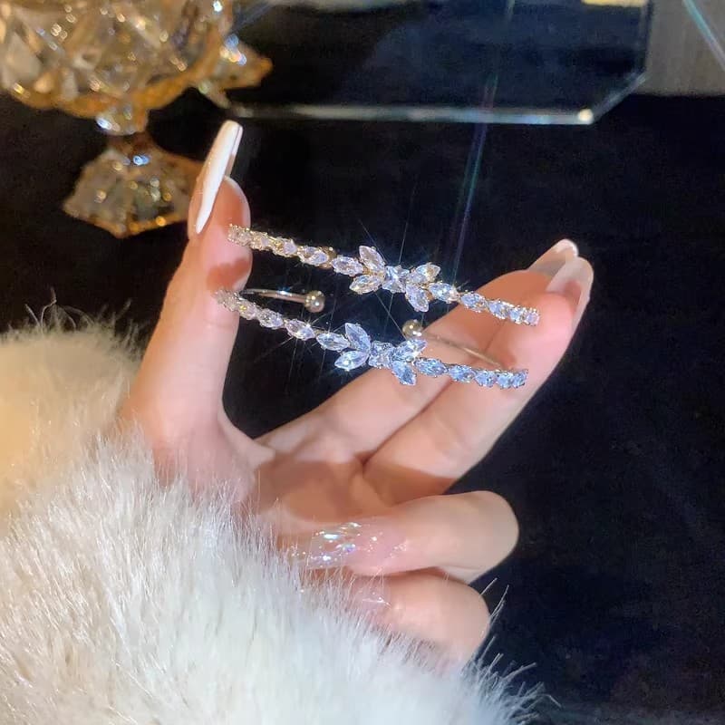 Fashionable women's bracelet with zircon, universal jewelry, light luxury style, high-quality style, micro incrustation, diamond encrusted, flowered, simple and elegant design 4