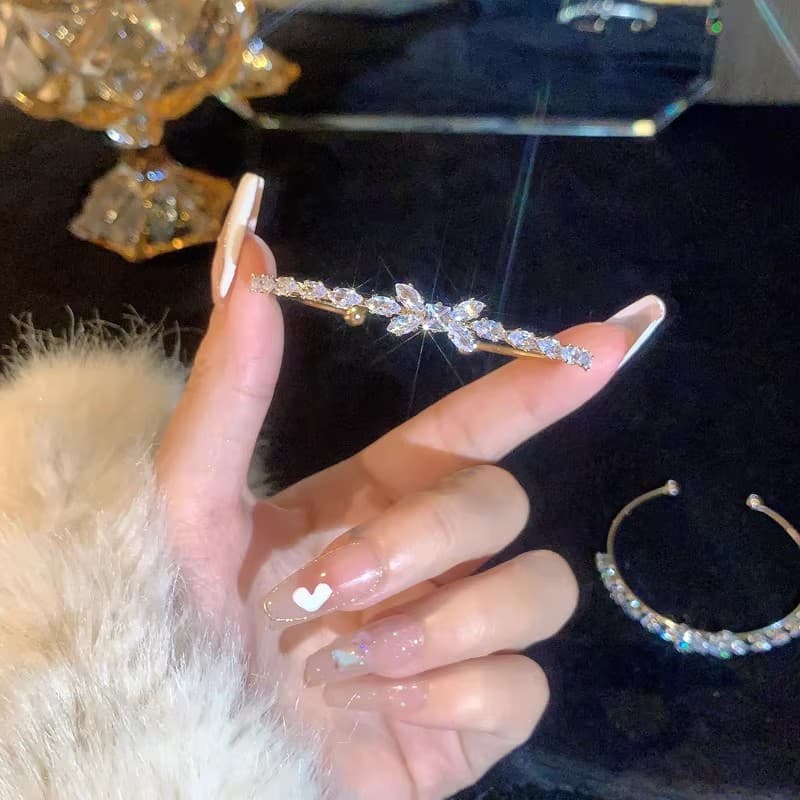 Fashionable women's bracelet with zircon, universal jewelry, light luxury style, high-quality style, micro incrustation, diamond encrusted, flowered, simple and elegant design 5