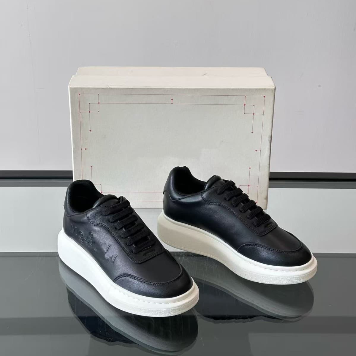 New high-top version of sneakers, low-key, fashionable and comfortable calfskin casual shoes, breathable lace-up popular shoes for men and women 2