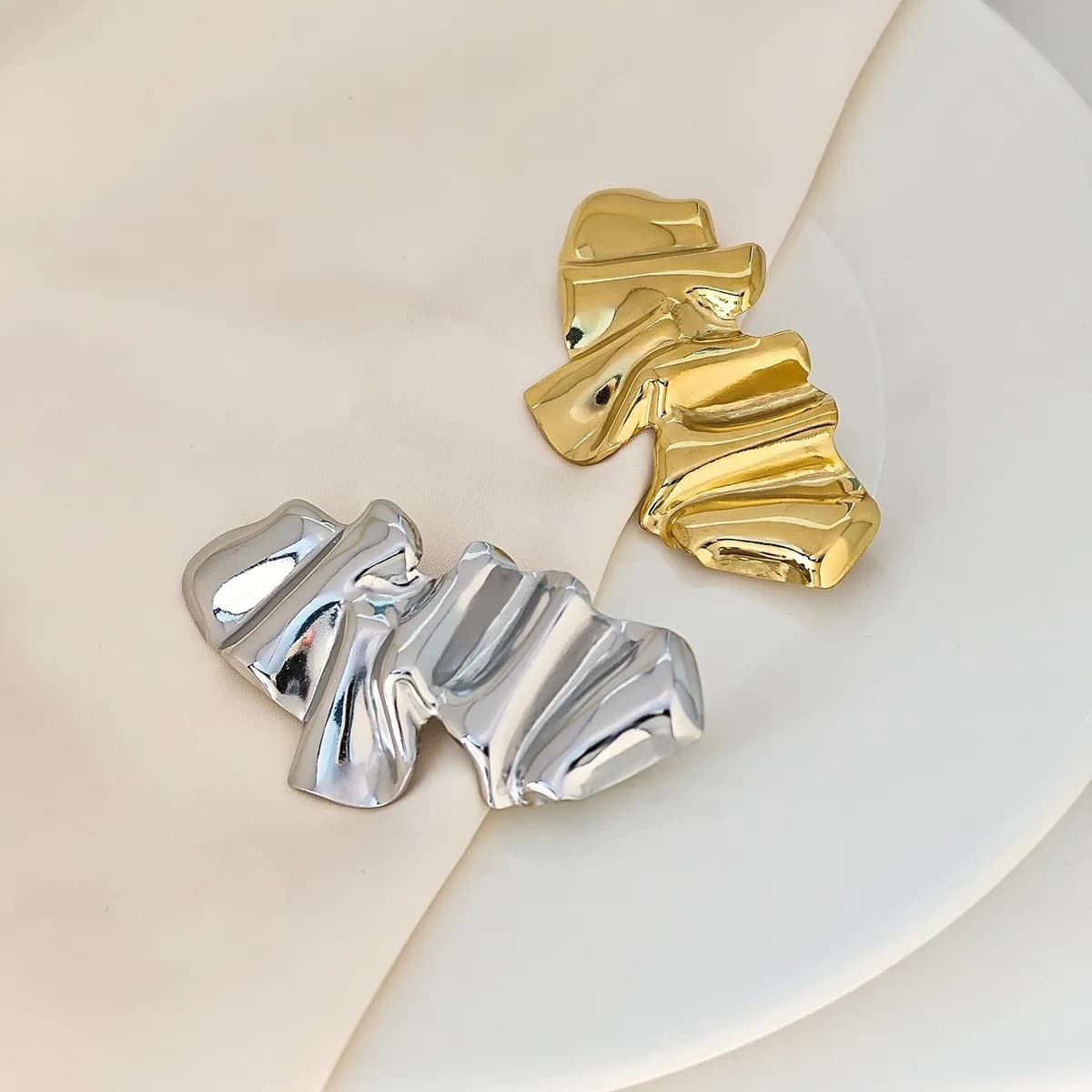 Cross-border hot selling special-shaped concave and convex irregular alloy pleated brooch style woven shirt collar decorative button accessories 1