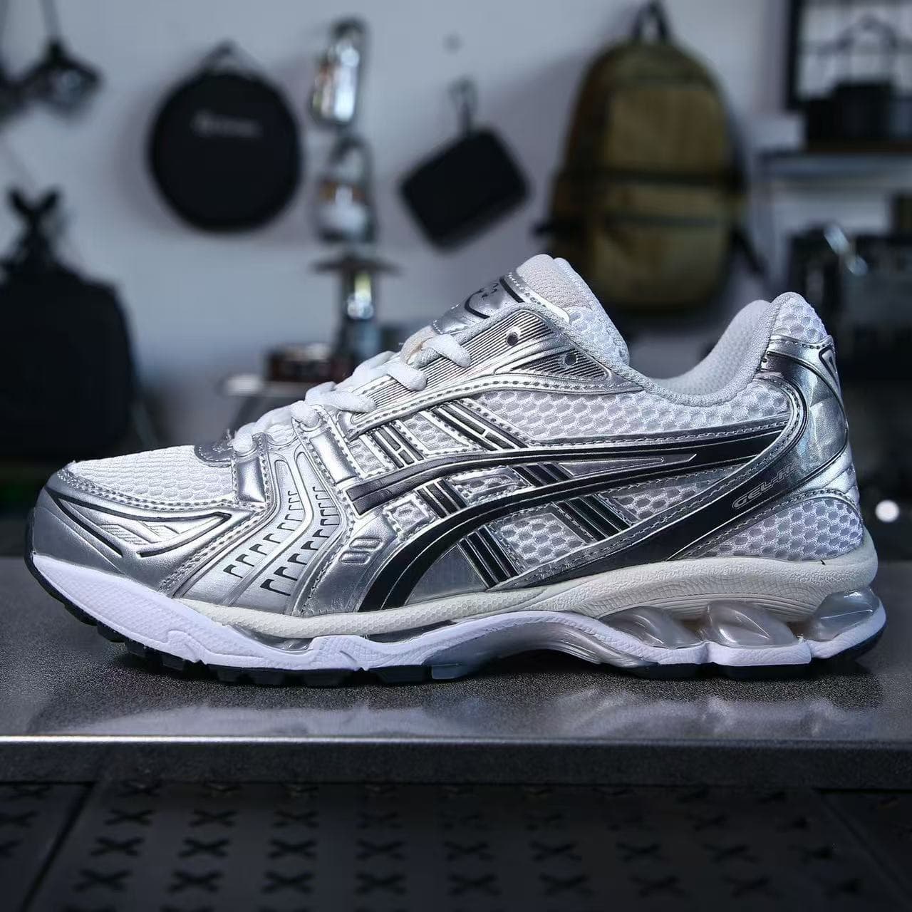 Comfortable wear-resistant protective low breathable shock-absorbing sneakers for men and women, for running 3