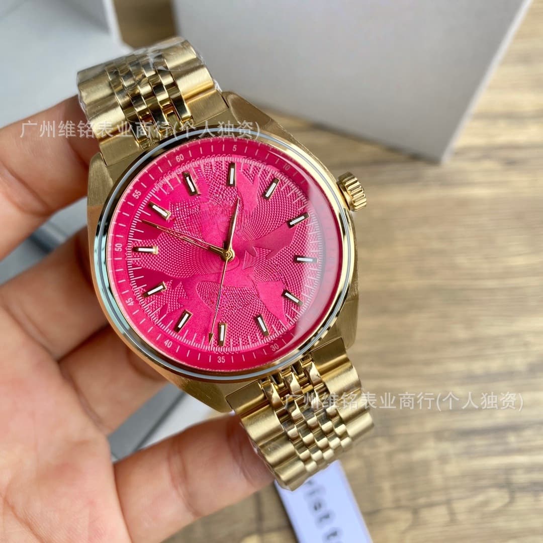 The new Queen Mother West Watch Explosion Saturn Crusted Blue Girl Watch Dragon Fruit Mint Green Ladies Watch can be issued on behalf of 3
