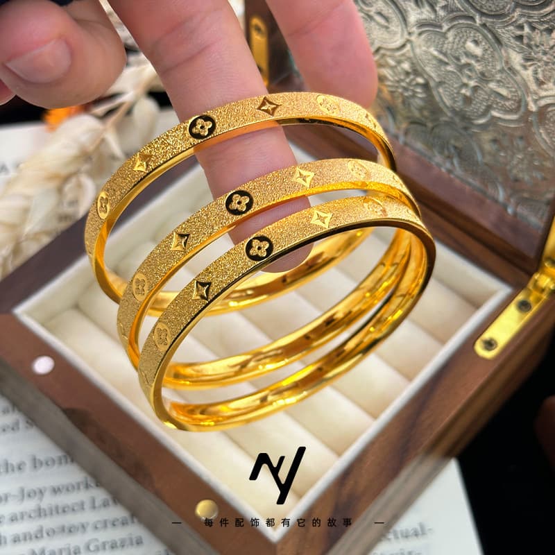 Niyou 24k real gold electroplated sand gold CNC old money style four-leaf clover old flower bracelet ring women's gift wholesale 2