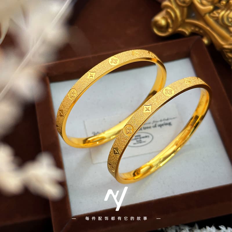 Niyou 24k real gold electroplated sand gold CNC old money style four-leaf clover old flower bracelet ring women's gift wholesale 4