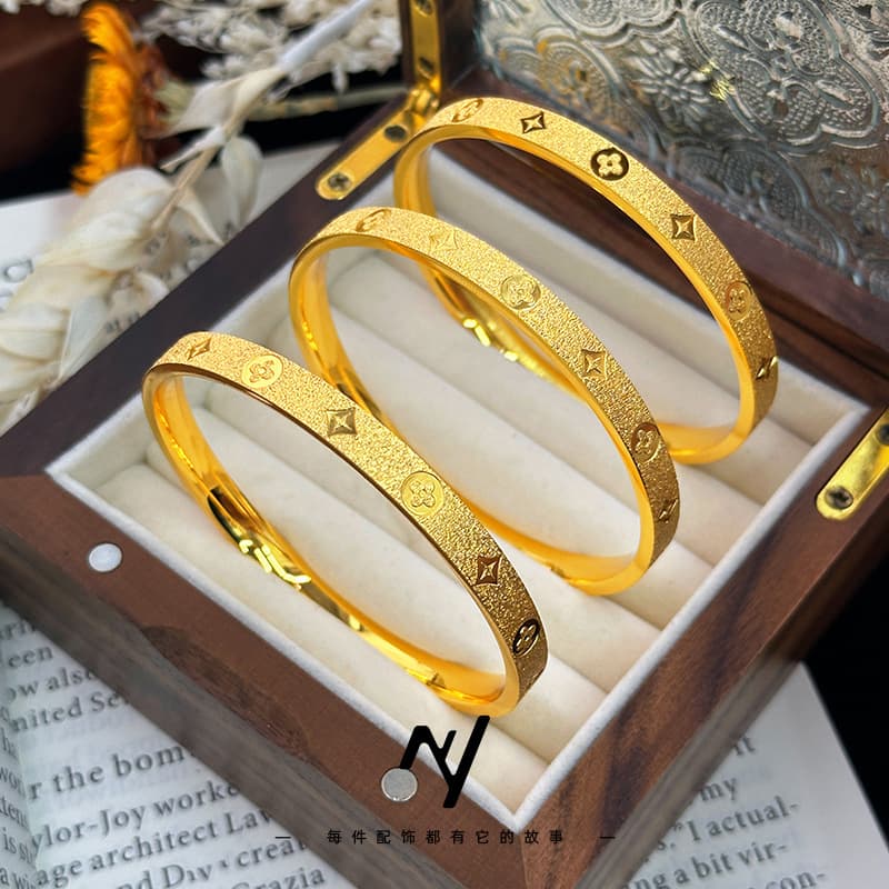 Niyou 24k real gold electroplated sand gold CNC old money style four-leaf clover old flower bracelet ring women's gift wholesale 1