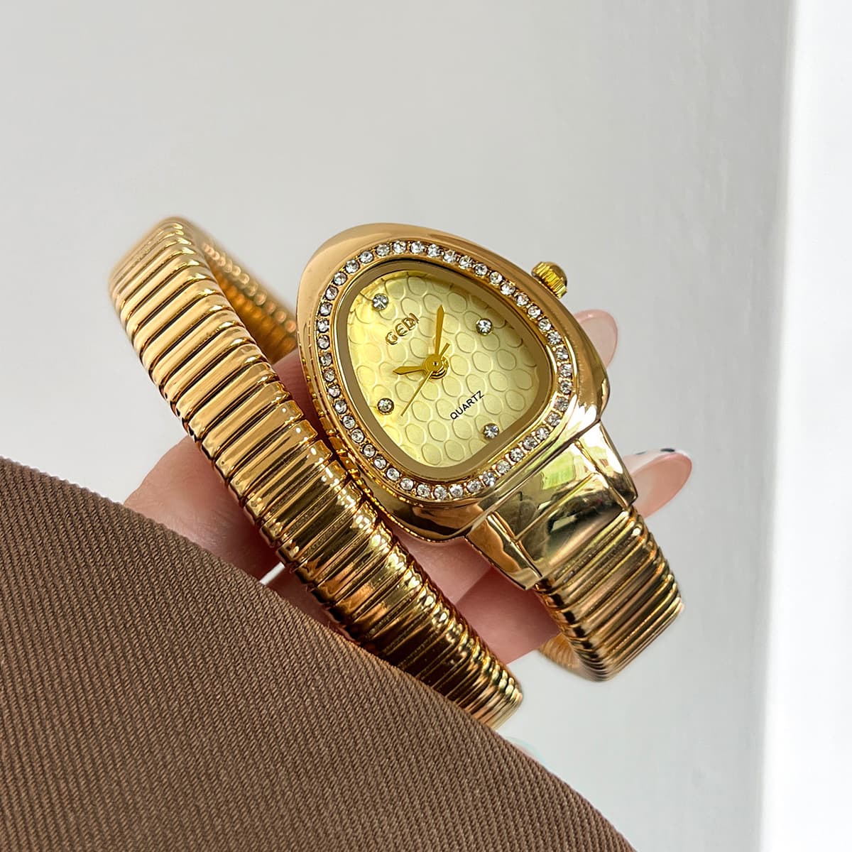 Goldie's new fashionable middle-aged high-end snake head inlaid with diamond gold snake-shaped temperament and high-end women's watch