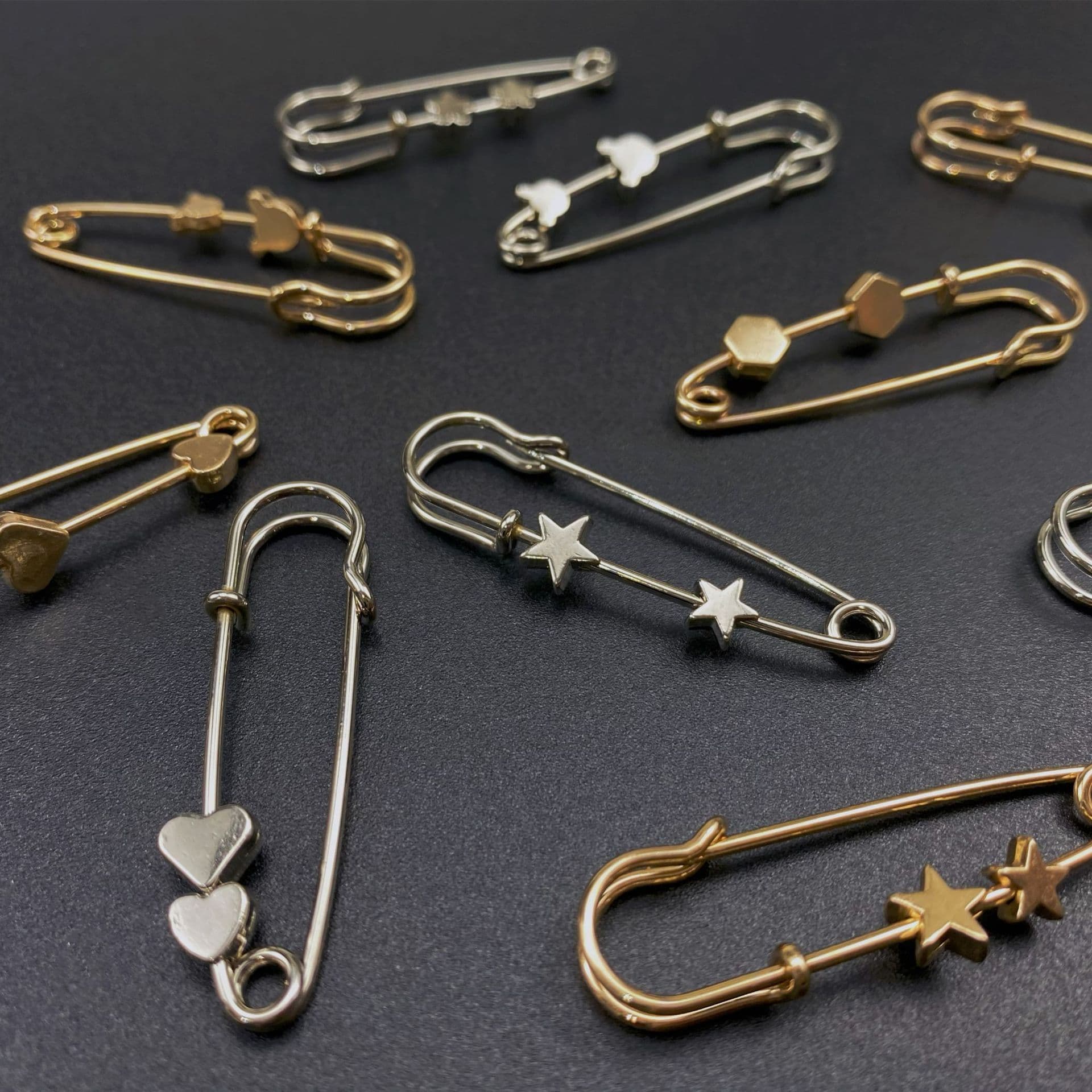 Exquisite small waist circumference changes to a small needle to regulate waist pants to tighten the artifact fixing clothes to prevent the optical brooch
