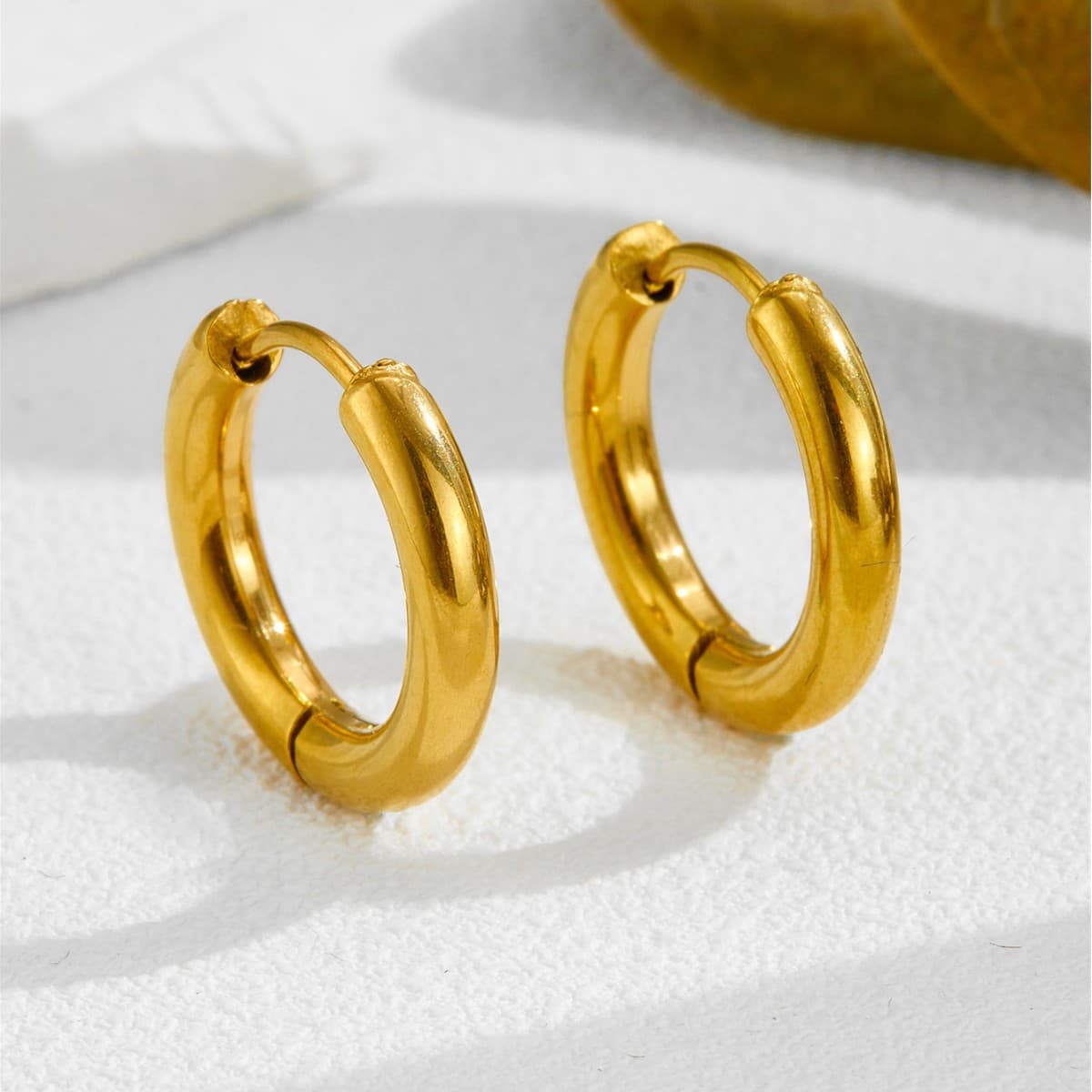 Glossy universal brand earrings, light luxury style, simple and elegant design, high-quality style, for beloved, does not fade