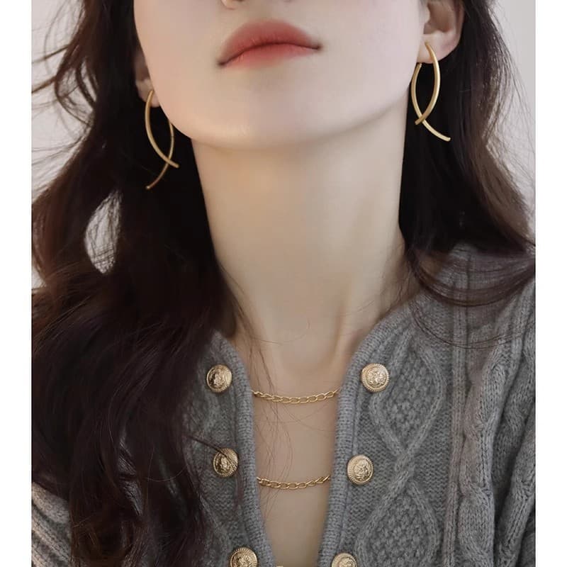 Crooked small design earrings, silver 925 sample, simple and elegant design, internet celebrity